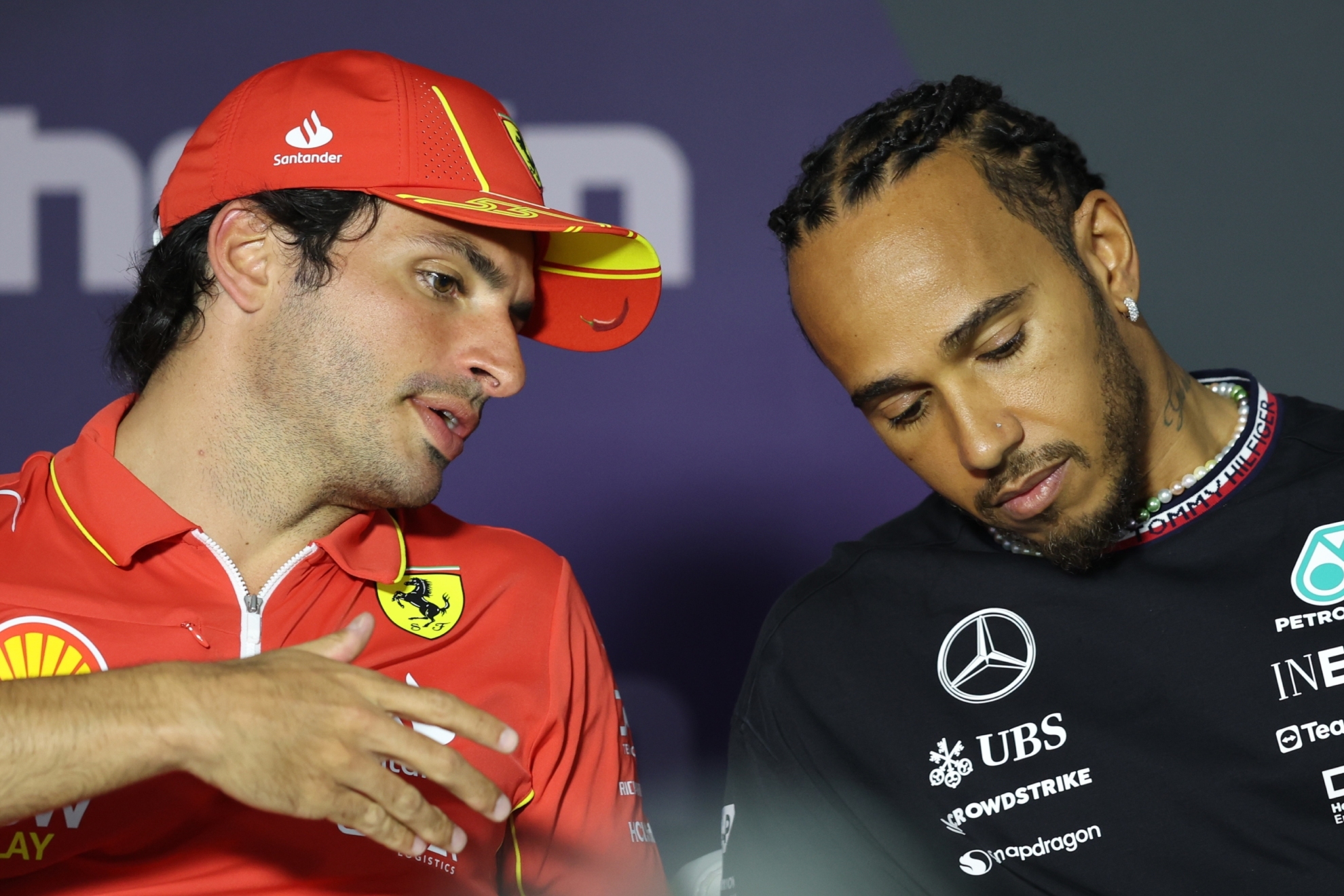 Drive to Survive audio reveals Lewis Hamilton’s private message to Carlos Sainz on Mercedes move | ScuderiaFans.com