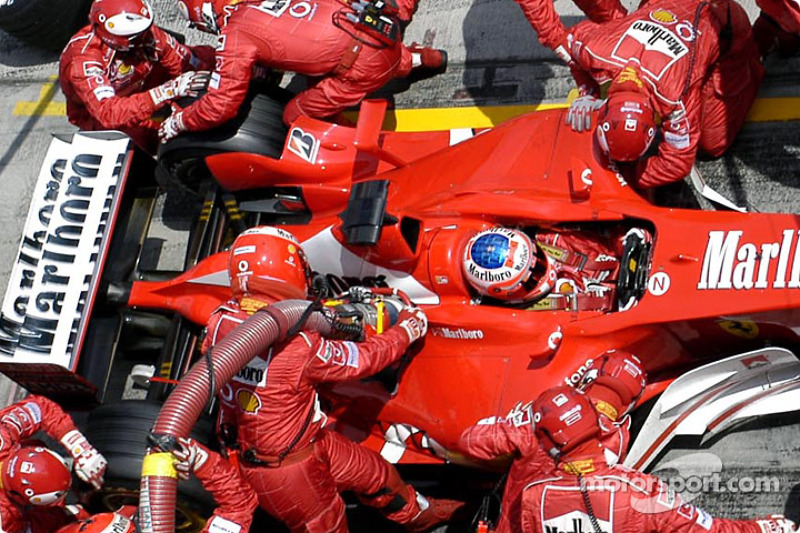 Arrêt au stand pour Rubens Barrichello - Grand Prix d'Europe - Photos Formule 1 - Motorsport.com
