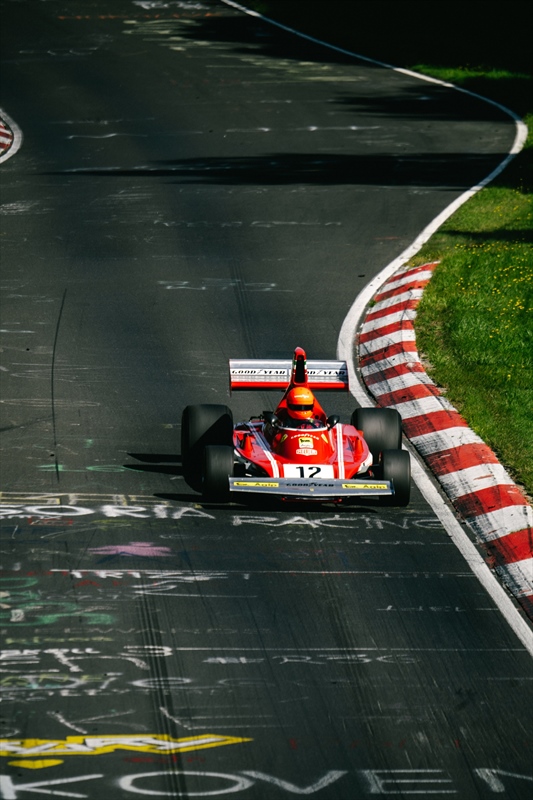 FOTO - La Ferrari 312 B3 di Lauda torna al Nordschleife con al volante un pilota speciale