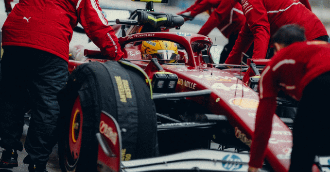 Lewis Hamilton, Ferrari SF-25, pit stop